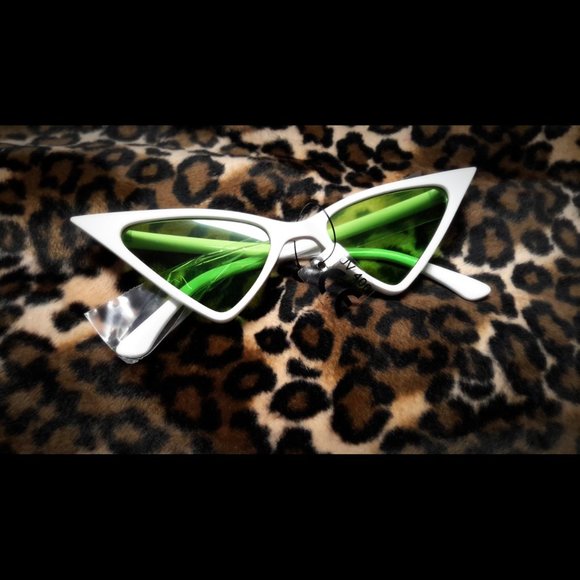 *SOLD* Retro Cat Eye 🤍White🤍 Triangle Sunglasses NWT - Picture 1 of 4